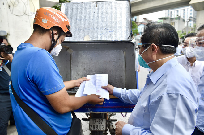 Thủ tướng kiểm tra đột xuất ổ dịch Thanh Xuân Trung, chỉ đạo 2 việc cần làm ngay - Ảnh 1.