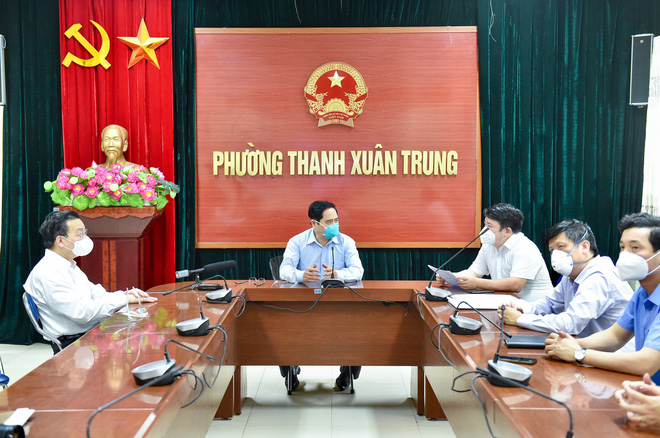 Thủ tướng kiểm tra đột xuất ổ dịch Thanh Xuân Trung, chỉ đạo 2 việc cần làm ngay - Ảnh 7.