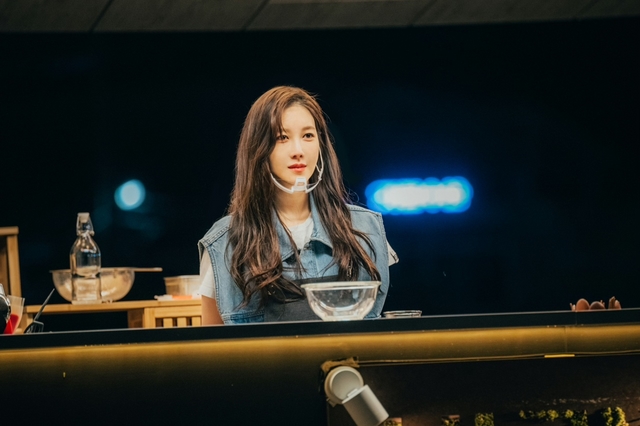 Rosé (BLACKPINK) đọ sắc cùng mợ cả Penthouse trên show thực tế: Bất phân thắng bại dù cách nhau gần 20 tuổi! - Ảnh 2.