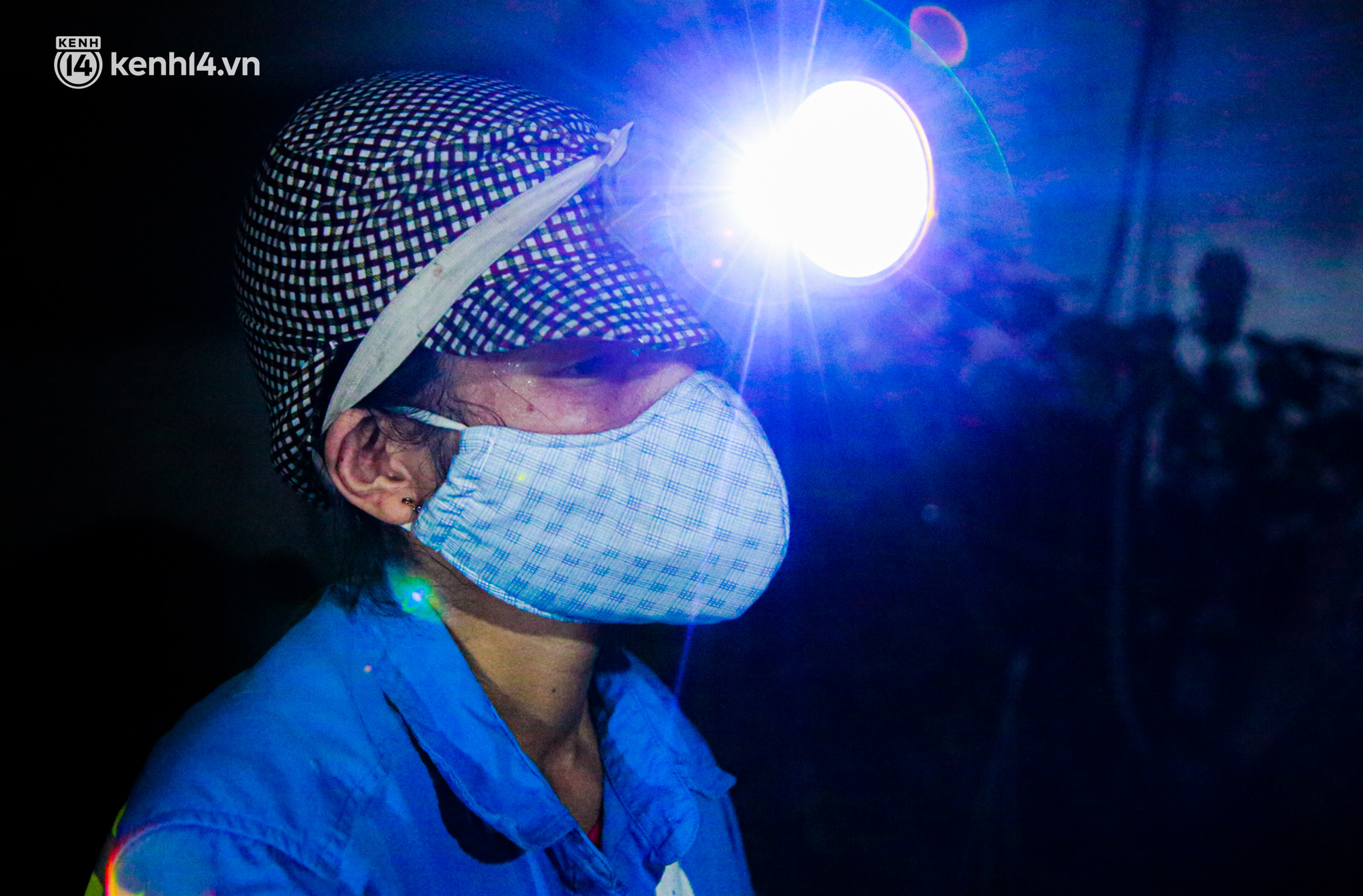 Ấm lòng: Được tặng 5 chiếc xe máy, nữ lao công ở Hà Nội bị cướp xe trong đêm đã tặng lại 2 chiếc cho đồng nghiệp - Ảnh 1.