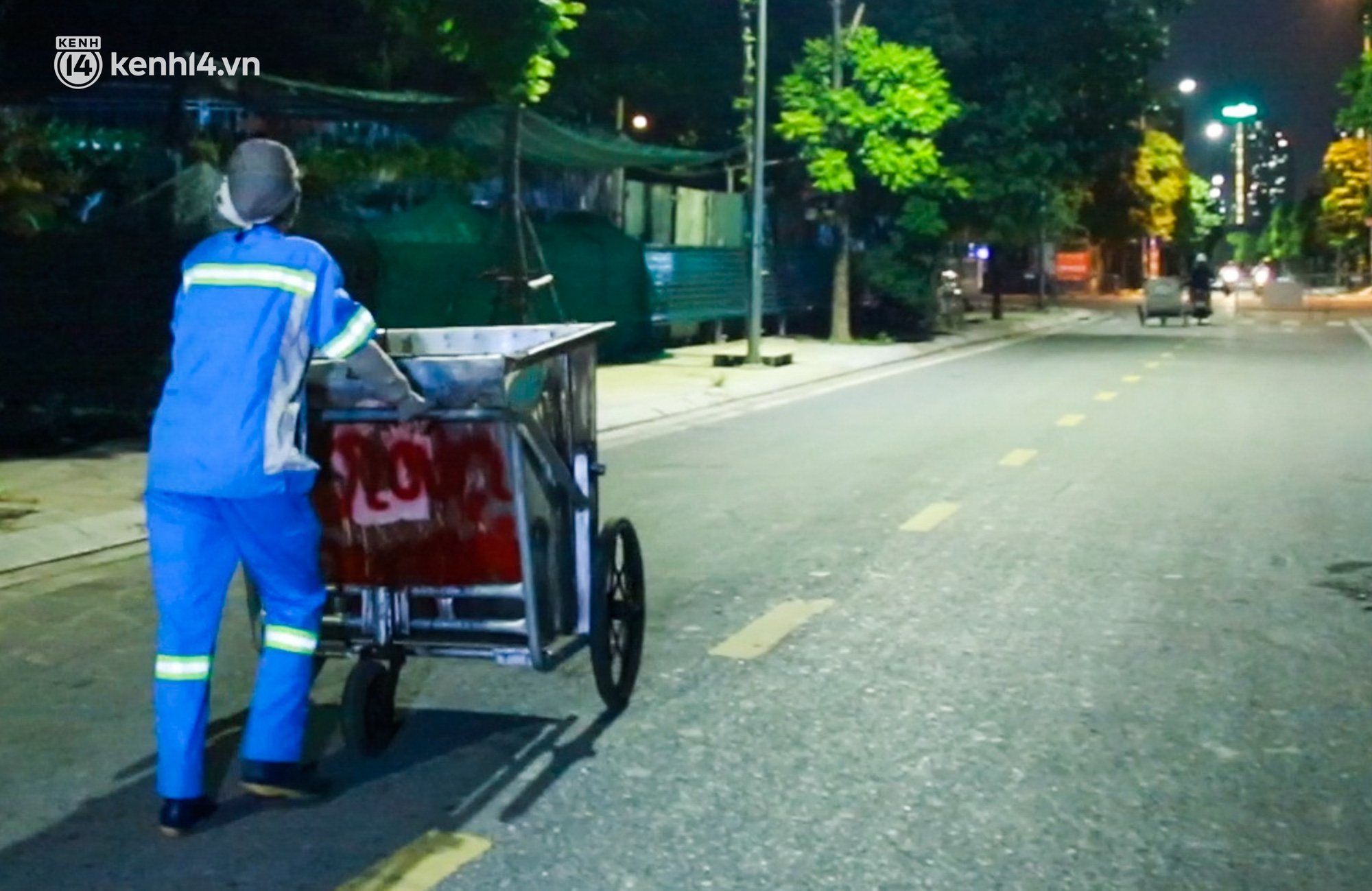 Ấm lòng: Được tặng 5 chiếc xe máy, nữ lao công ở Hà Nội bị cướp xe trong đêm đã tặng lại 2 chiếc cho đồng nghiệp - Ảnh 2.