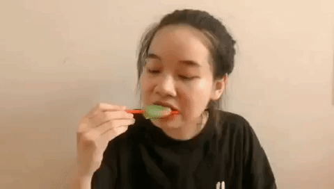 Ăn thử kem xoài xanh muối ớt đang hot: Nghe tưởng “đau bụng” mà vị ổn phết, topping đầy ú ụ có cả xoài thật! - Ảnh 9. Ăn thử kem xoài xanh muối ớt đang hot: Nghe tưởng “đau bụng” mà vị ổn phết, topping đầy ú ụ có cả xoài thật! - Ảnh 9.