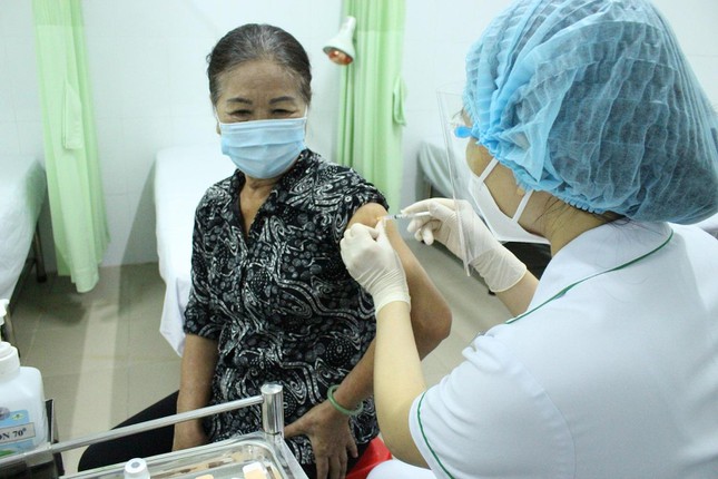 Những trường hợp n&agrave;o kh&ocirc;ng được ti&ecirc;m vắc xin COVID-19 kh&aacute;c loại - Ảnh 2.