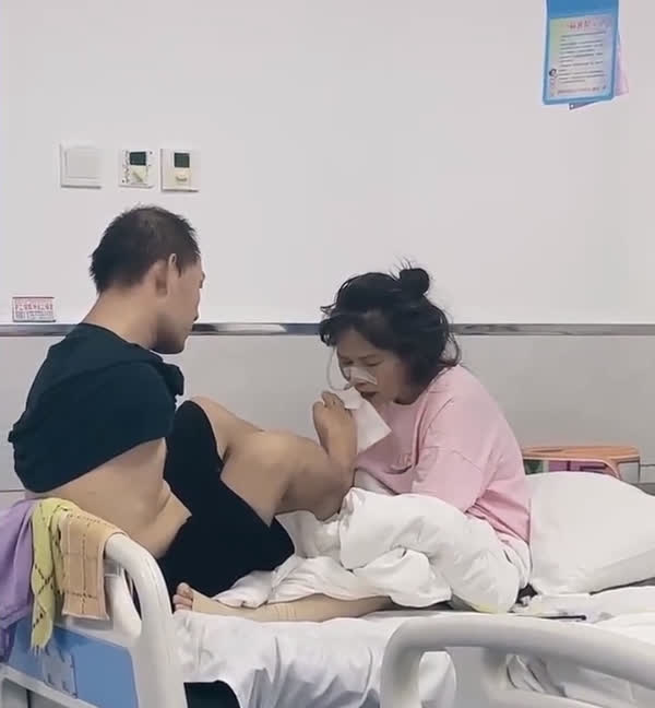 Nghẹn ng&agrave;o cảnh người chồng kh&ocirc;ng c&oacute; tay, d&ugrave;ng ch&acirc;n chăm s&oacute;c vợ nằm viện - Ảnh 1.