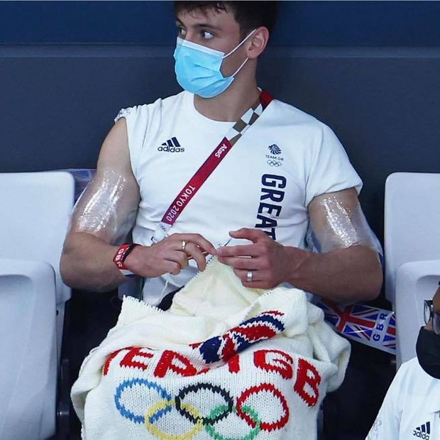 Nam thần 6 múi của Olympic gây sốt khi khoe chiếc áo len tự đan, khéo léo đến mức các chị em cũng phải trầm trồ - Ảnh 4.