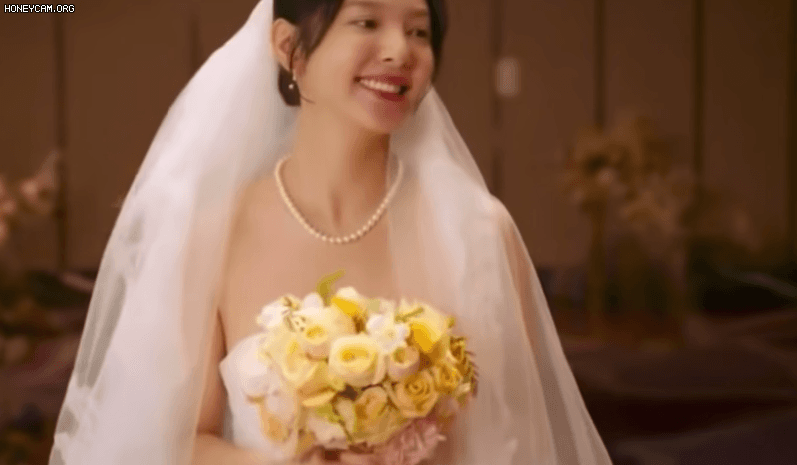 Váy cưới Quỳnh Lương diện trong phim Đừng làm mẹ cáu