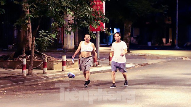 Bất chấp lệnh ở nhà, nhiều người Hà Nội vẫn ra đường tập thể dục từ tờ mờ sáng - Ảnh 10.
