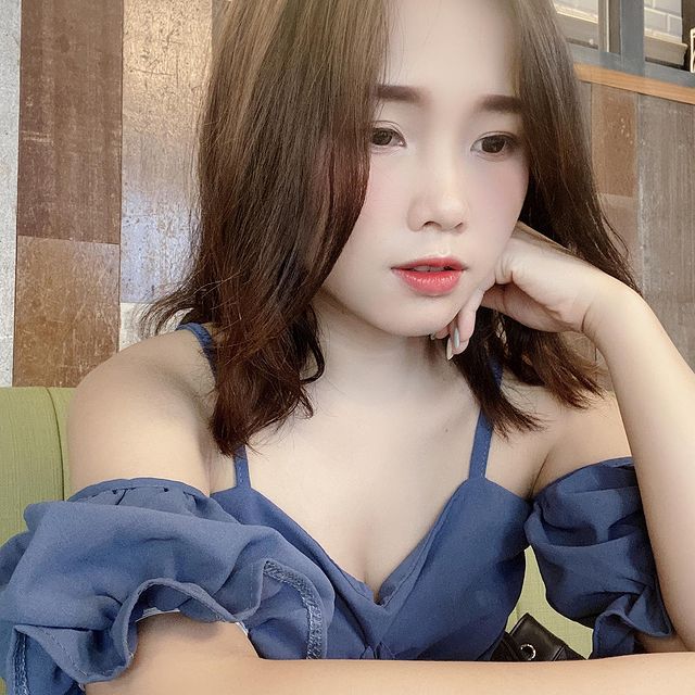 Bất ngờ thay đổi hình tượng, lên sóng khoe khả năng thôi miên người xem, nữ streamer xinh đẹp khiến fan phát hoảng - Ảnh 1.