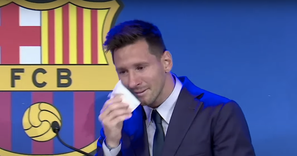 Messi khóc nức nở ngay khi bước vào buổi họp báo chia tay Barcelona - Ảnh 8.