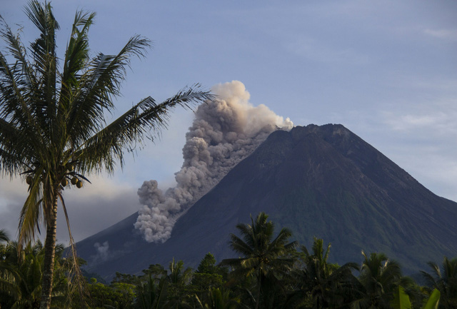 Núi lửa Merapi tại Indonesia phun trào, tro bụi cao 1.000m - Ảnh 1.