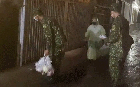 Tận 12h đêm mà các anh bộ đội vẫn dầm mưa đi giao đồ cho bà con, dân mạng vừa thương họ lại vừa giận những người bom hàng - Ảnh 2. Tận 12h đêm mà các anh bộ đội vẫn dầm mưa đi giao đồ cho bà con, dân mạng vừa thương họ lại vừa giận những người bom hàng - Ảnh 2.