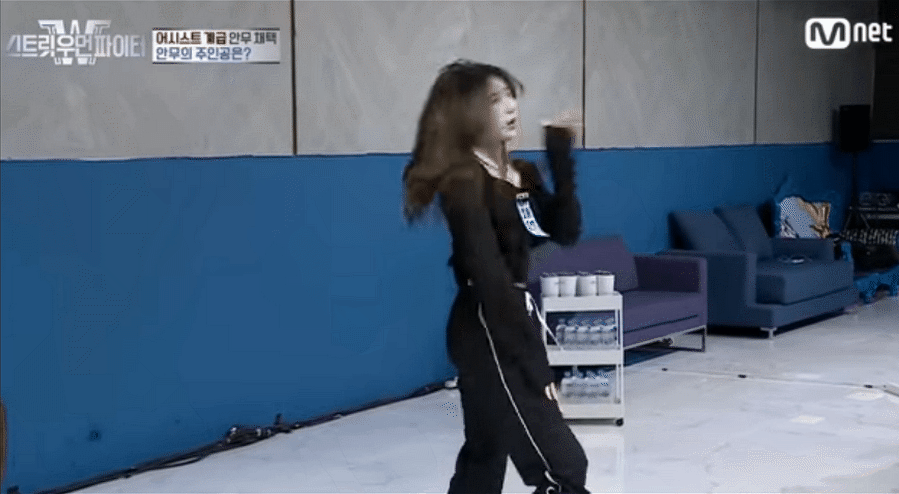 Thử sức bi&ecirc;n đạo lại hit của BLACKPINK, nữ idol bị d&acirc;n trong nghề ch&ecirc; cười, mỉa mai tr&igrave;nh độ non nớt như học sinh - Ảnh 6.