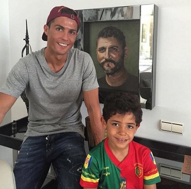 Nhận lương 15 tỷ/tuần khi quay lại Man United, Cristiano Ronaldo sẽ ở đ&acirc;u, sinh hoạt thế n&agrave;o? - Ảnh 2.