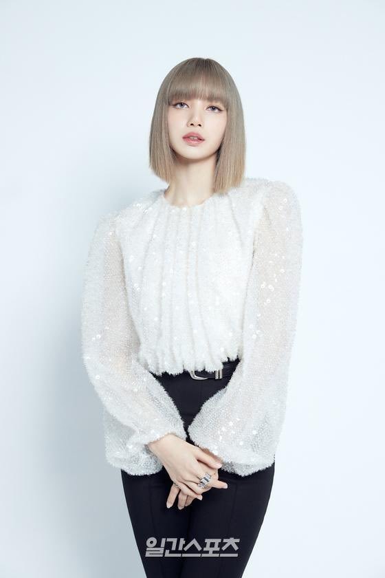 Lisa đắp vàng lên người, visual nổi bần bật trong ngày ra mắt solo, kể chuyện BLACKPINK đến tận phim trường thức tới sáng để ủng hộ - Ảnh 1.