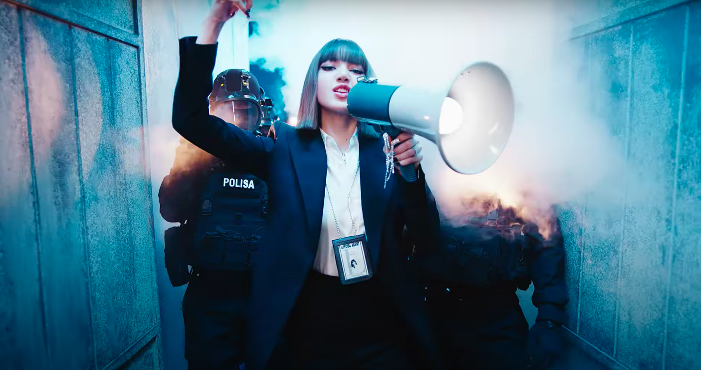 Tiếc thay cho LALISA: MV đầu tư khủng nhưng phản t&aacute;c dụng, Lisa &ocirc;m đồm nhiều thứ m&agrave; qu&ecirc;n đi bản sắc của ri&ecirc;ng m&igrave;nh? - Ảnh 3.