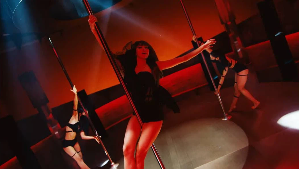 Lisa biến MV solo thành tiệc visual “bùng nổ” toàn cầu: Múa cột phô diễn body “cháy mắt”, đỉnh cao màn lên đồ dân tộc như nữ hoàng - Ảnh 4. Lisa biến MV solo thành tiệc visual “bùng nổ” toàn cầu: Múa cột phô diễn body “cháy mắt”, đỉnh cao màn lên đồ dân tộc như nữ hoàng - Ảnh 4.
