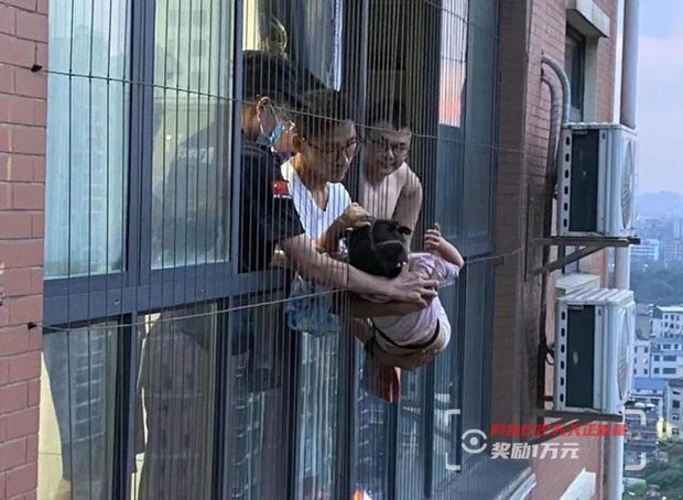 Bé gái 4 tuổi bò từ tầng cửa sổ 20 xuống tầng 18, hình ảnh ghi lại khiến ai cũng bủn rủn tay chân - Ảnh 1.