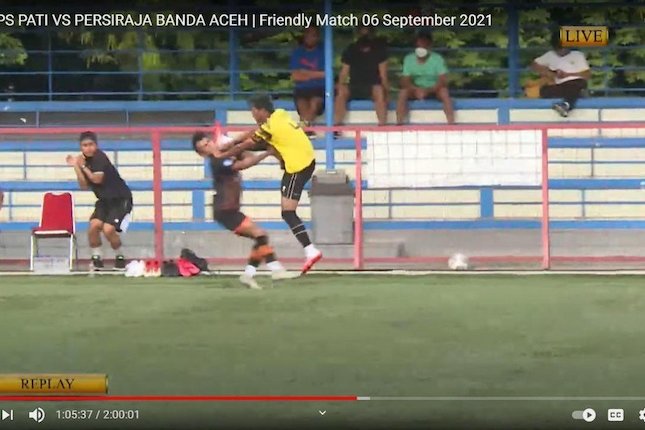 Cầu thủ Indonesia trở thành kẻ thù của dân mạng sau pha vung chân tàn bạo đạp tung mặt đồng nghiệp - Ảnh 1.