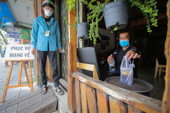 Đồ ăn uống được b&aacute;n mang về ở TP.HCM: Một t&ocirc; phở 120 ngh&igrave;n chưa gồm ph&iacute; ship th&igrave; ai d&aacute;m mua - Ảnh 2.