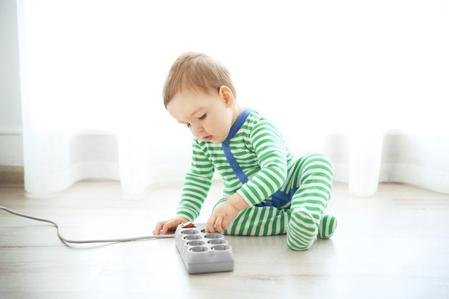 Những điều phụ huynh phải gi&aacute;m s&aacute;t tuyệt đối để tr&aacute;nh tai nạn điện giật cho con - Ảnh 1.