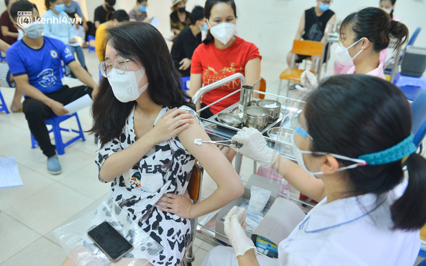 Ảnh: Hàng trăm người dân Hà Nội xếp hàng, tiêm mũi vắc-xin Vero Cell đầu tiên