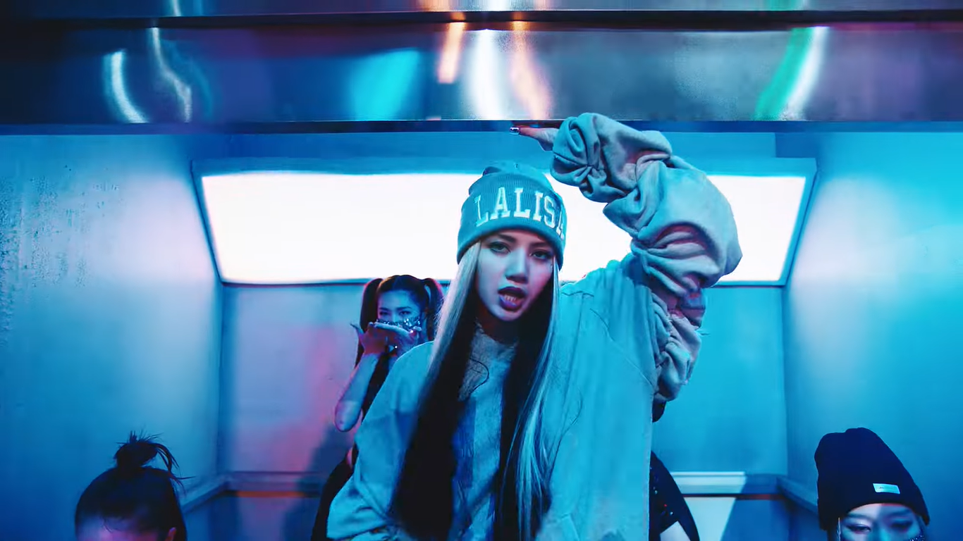 Tiếc thay cho LALISA: MV đầu tư khủng nhưng phản t&aacute;c dụng, Lisa &ocirc;m đồm nhiều thứ m&agrave; qu&ecirc;n đi bản sắc của ri&ecirc;ng m&igrave;nh? - Ảnh 4.