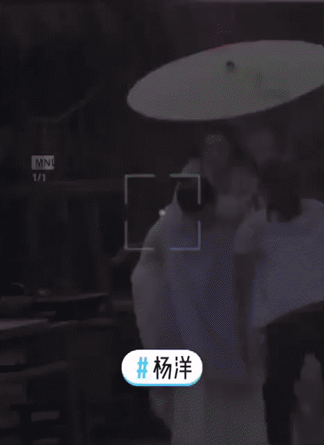 Dương Dương cõng Triệu Lộ Tư dưới mưa ở Thả Thí Thiên Hạ, liệu có lãng mạn hay lại là cọ nhiệt tin đồn hẹn hò? - Ảnh 1.