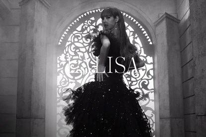 LALISA - MV đánh dấu khởi đầu của sự nghiệp solo của Lisa đã ra mắt. Với tư cách là một cô gái Thái Lan kiêu hãnh và tự hào, Lisa chứng tỏ mình không chỉ là một idol tài năng mà còn là một biểu tượng âm nhạc thực sự. Hãy cùng xem ảnh Lisa trong MV để ngắm nhìn sự chuyên nghiệp và quyến rũ của cô ấy.