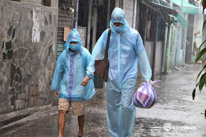 Ảnh: Bộ đội mặc đồ bảo hộ, dầm mưa vào vùng đỏ giúp dân gia cố nhà chống bão số 5 - Ảnh 12.