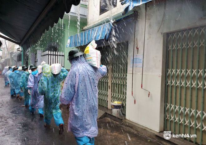 Ảnh: Bộ đội mặc đồ bảo hộ, dầm mưa vào vùng đỏ giúp dân gia cố nhà chống bão số 5 - Ảnh 14.