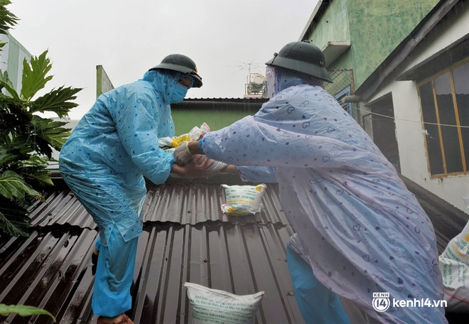 Ảnh: Bộ đội mặc đồ bảo hộ, dầm mưa vào vùng đỏ giúp dân gia cố nhà chống bão số 5 - Ảnh 8.