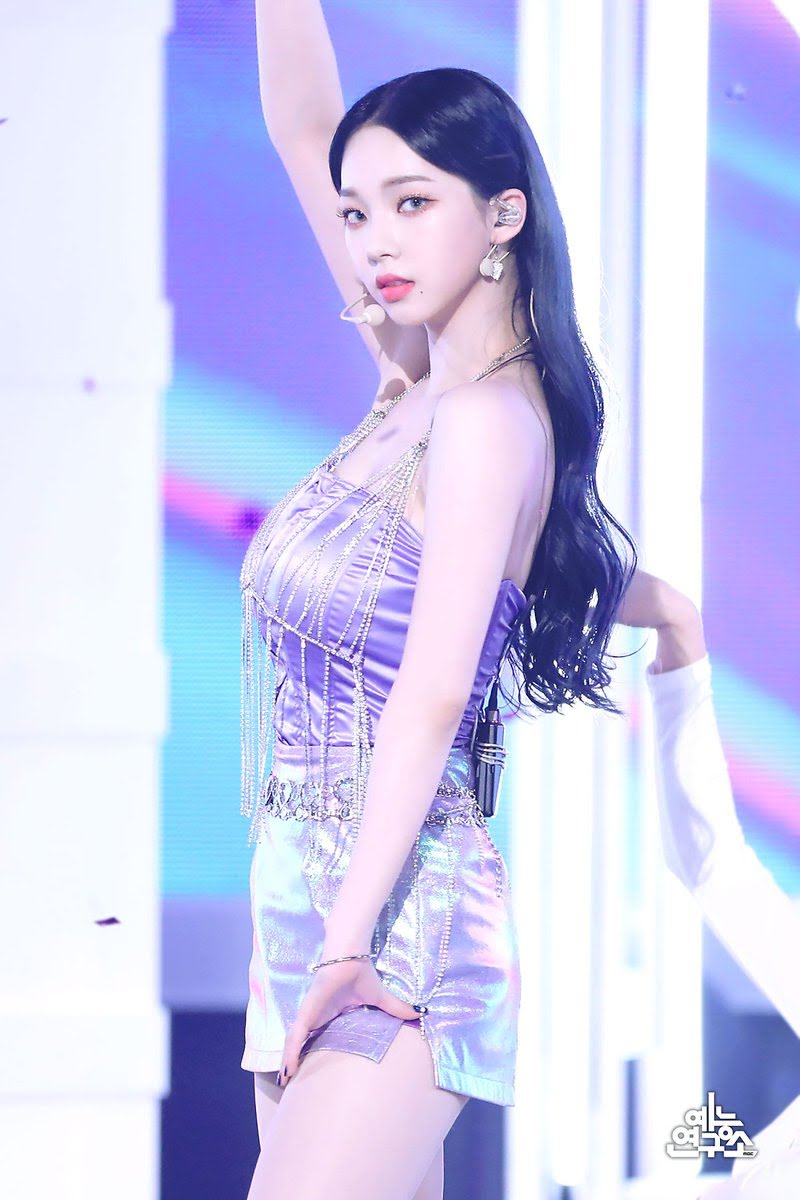Thánh body Lisa (BLACKPINK) có đối thủ mới: Mặt đã sắc như đồ hoạ, nhìn vai móc áo, vòng 1 và chân siêu dài còn choáng hơn - Ảnh 4. Thánh body Lisa (BLACKPINK) có đối thủ mới: Mặt đã sắc như đồ hoạ, nhìn vai móc áo, vòng 1 và chân siêu dài còn choáng hơn - Ảnh 4.
