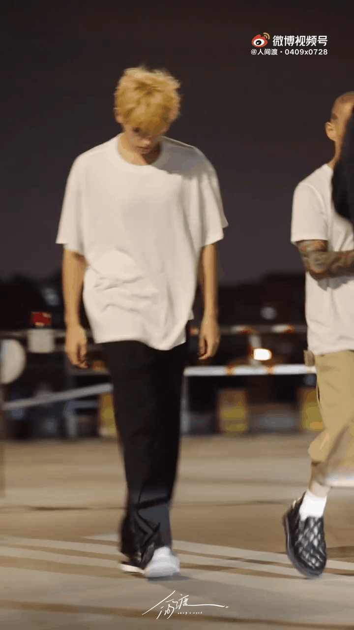 Cbiz n&aacute;o loạn với loạt ảnh C&ocirc;ng tử Dior t&oacute;c v&agrave;ng đẹp như tạc, hội chị em xỉu up xỉu down với visual v&ocirc; thực - Ảnh 3.