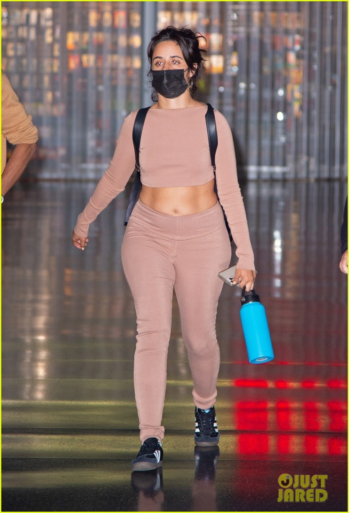 Camila Cabello lộ khuyết điểm khi đi tập thể dục: Nhan sắc tuột dốc, khoe vòng 1 lấp ló nhưng bị soi vòng 3 tăng size ngoại cỡ - Ảnh 8. Camila Cabello lộ khuyết điểm khi đi tập thể dục: Nhan sắc tuột dốc, khoe vòng 1 lấp ló nhưng bị soi vòng 3 tăng size ngoại cỡ - Ảnh 8.