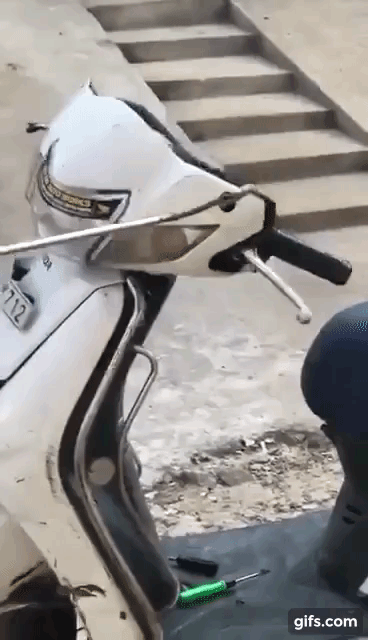 La motocicleta hizo un ruido extraño, el hombre se sobresaltó al ver a un extraño acercarse corriendo, el incidente sorprendió a los internautas - Foto 2.