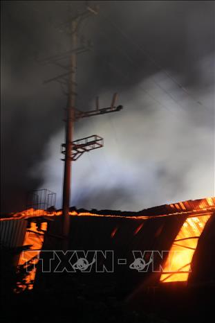 Cháy lớn thiêu rụi hàng nghìn mét vuông xưởng giấy phế liệu - Ảnh 2.