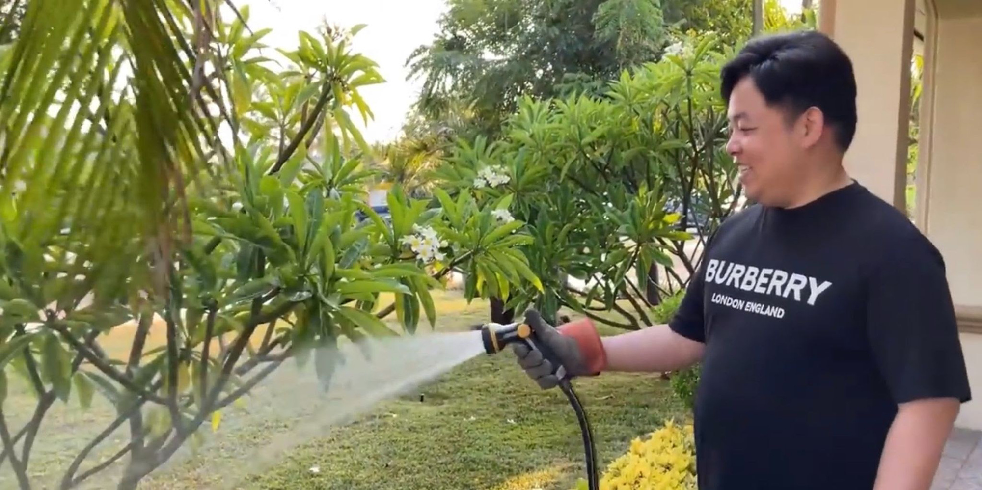 Xỉu ngang với độ giàu có của Quang Lê: Ở biệt thự dát vàng giá trăm tỷ, ăn tôm hùm, mạnh tay vung tiền mua sắm rồi vứt xó - Ảnh 5. Xỉu ngang với độ giàu có của Quang Lê: Ở biệt thự dát vàng giá trăm tỷ, ăn tôm hùm, mạnh tay vung tiền mua sắm rồi vứt xó - Ảnh 5.