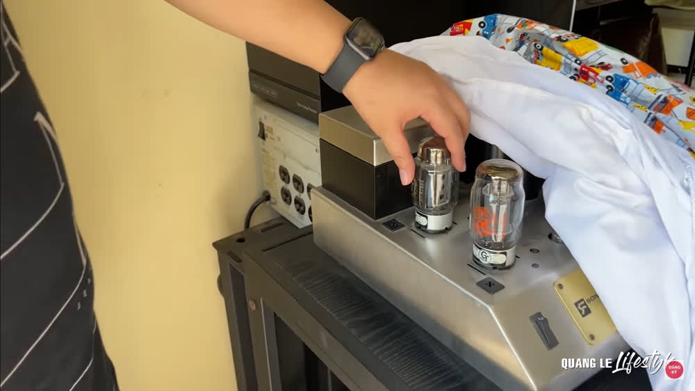 Xỉu ngang với độ giàu có của Quang Lê: Ở biệt thự dát vàng giá trăm tỷ, ăn tôm hùm, mạnh tay vung tiền mua sắm rồi vứt xó - Ảnh 6. Xỉu ngang với độ giàu có của Quang Lê: Ở biệt thự dát vàng giá trăm tỷ, ăn tôm hùm, mạnh tay vung tiền mua sắm rồi vứt xó - Ảnh 6.