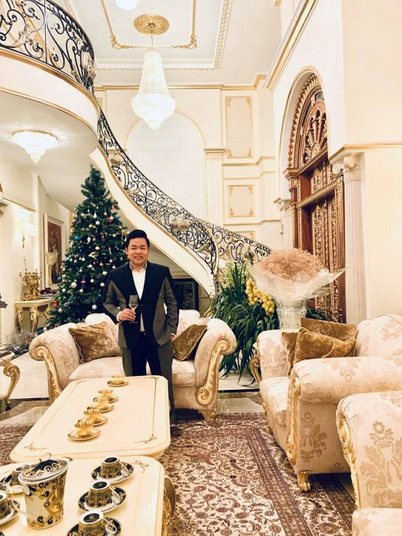 Xỉu ngang với độ giàu có của Quang Lê: Ở biệt thự dát vàng giá trăm tỷ, ăn tôm hùm, mạnh tay vung tiền mua sắm rồi vứt xó - Ảnh 7. Xỉu ngang với độ giàu có của Quang Lê: Ở biệt thự dát vàng giá trăm tỷ, ăn tôm hùm, mạnh tay vung tiền mua sắm rồi vứt xó - Ảnh 7.