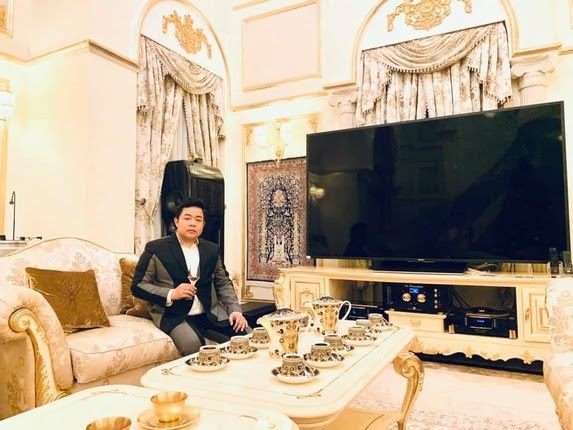 Xỉu ngang với độ giàu có của Quang Lê: Ở biệt thự dát vàng giá trăm tỷ, ăn tôm hùm, mạnh tay vung tiền mua sắm rồi vứt xó - Ảnh 8. Xỉu ngang với độ giàu có của Quang Lê: Ở biệt thự dát vàng giá trăm tỷ, ăn tôm hùm, mạnh tay vung tiền mua sắm rồi vứt xó - Ảnh 8.