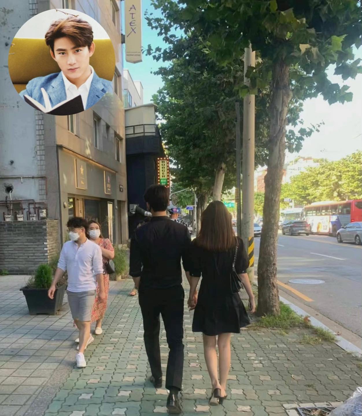 HOT: Lần đầu tiên có idol đình đám Kpop công khai nắm tay bạn gái, tình tứ hẹn hò ngay giữa phố phường - Ảnh 2. HOT: Lần đầu tiên có idol đình đám Kpop công khai nắm tay bạn gái, tình tứ hẹn hò ngay giữa phố phường - Ảnh 2.