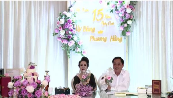 Nữ đại gia Phương Hằng từng tiết lộ áp lực khi là phu nhân ông chủ Đại Nam: Người ta dự đoán anh Dũng sẽ tan cửa nát nhà bởi tôi - Ảnh 4. Nữ đại gia Phương Hằng từng tiết lộ áp lực khi là phu nhân ông chủ Đại Nam: Người ta dự đoán anh Dũng sẽ tan cửa nát nhà bởi tôi - Ảnh 4.
