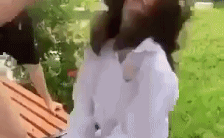 Nữ sinh bị đ&aacute;nh tới tấp sau c&acirc;u hỏi M&agrave;y d&aacute;m thả th&iacute;nh người y&ecirc;u tao đ&uacute;ng kh&ocirc;ng? - Ảnh 1.