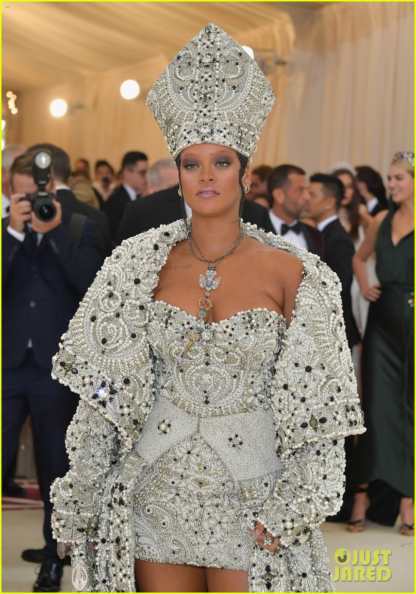 Nữ hoàng thảm đỏ Met Gala: Rihanna - Lady Gaga thi nhau combo độc - dị - lố, choáng nhất là Cardi B phô diễn body với bộ đồ 11 tỷ - Ảnh 2. Nữ hoàng thảm đỏ Met Gala: Rihanna - Lady Gaga thi nhau combo độc - dị - lố, choáng nhất là Cardi B phô diễn body với bộ đồ 11 tỷ - Ảnh 2.