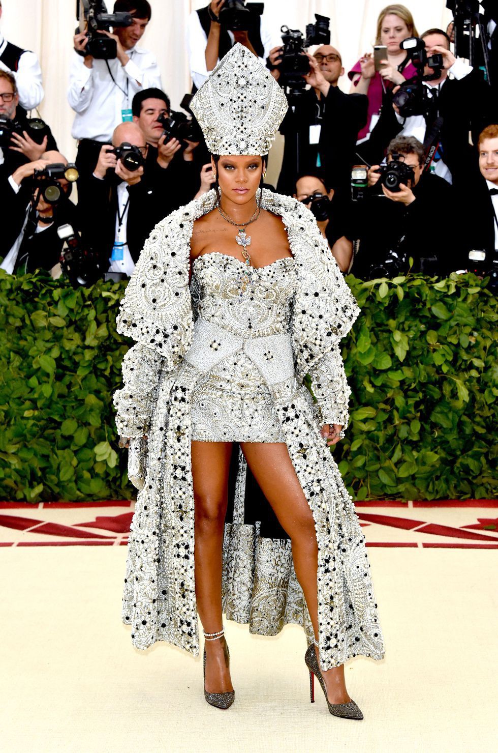 Nữ hoàng thảm đỏ Met Gala: Rihanna - Lady Gaga thi nhau combo độc - dị - lố, choáng nhất là Cardi B phô diễn body với bộ đồ 11 tỷ - Ảnh 3. Nữ hoàng thảm đỏ Met Gala: Rihanna - Lady Gaga thi nhau combo độc - dị - lố, choáng nhất là Cardi B phô diễn body với bộ đồ 11 tỷ - Ảnh 3.