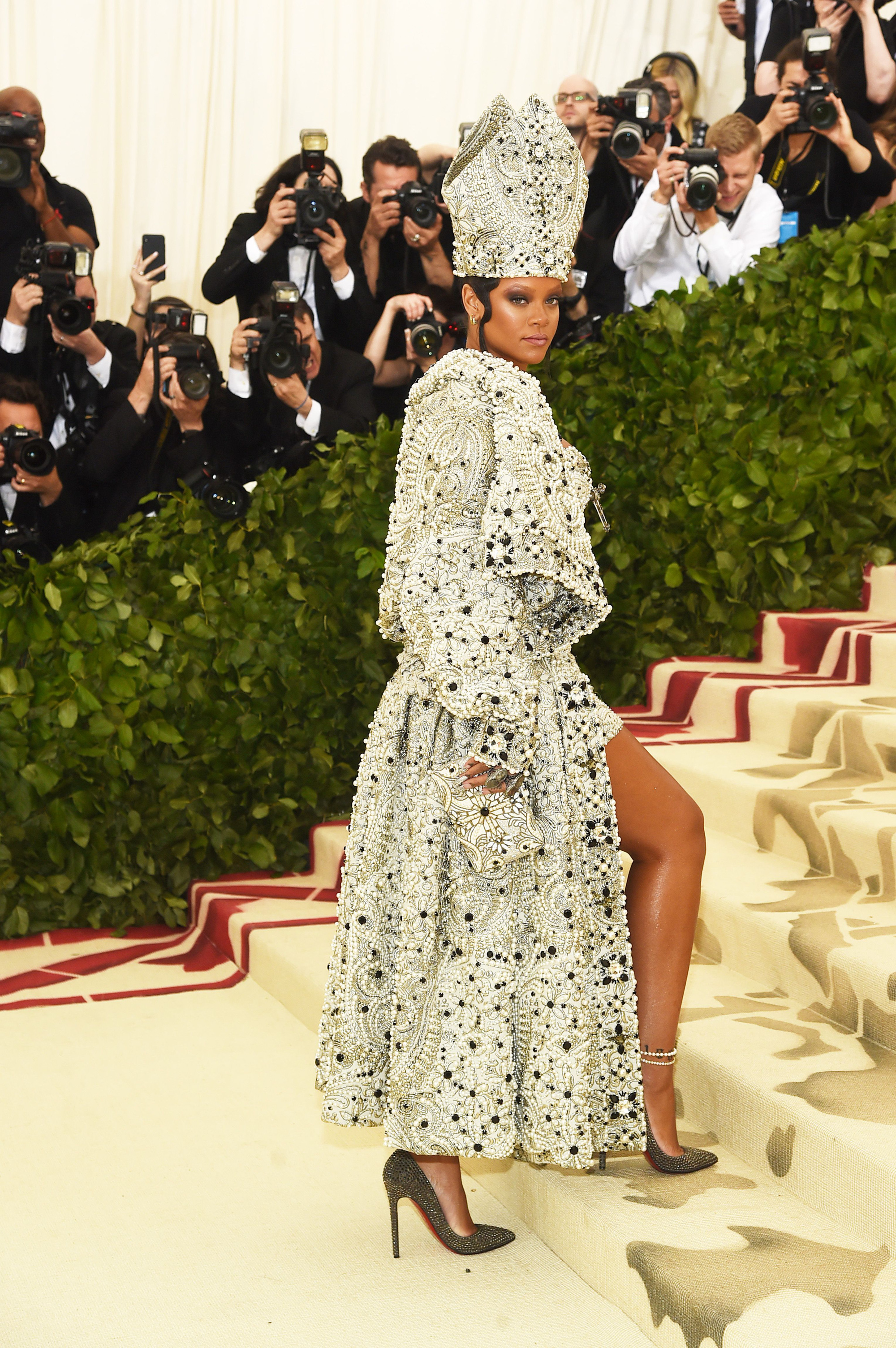 Nữ hoàng thảm đỏ Met Gala: Rihanna - Lady Gaga thi nhau combo độc - dị - lố, choáng nhất là Cardi B phô diễn body với bộ đồ 11 tỷ - Ảnh 4. Nữ hoàng thảm đỏ Met Gala: Rihanna - Lady Gaga thi nhau combo độc - dị - lố, choáng nhất là Cardi B phô diễn body với bộ đồ 11 tỷ - Ảnh 4.
