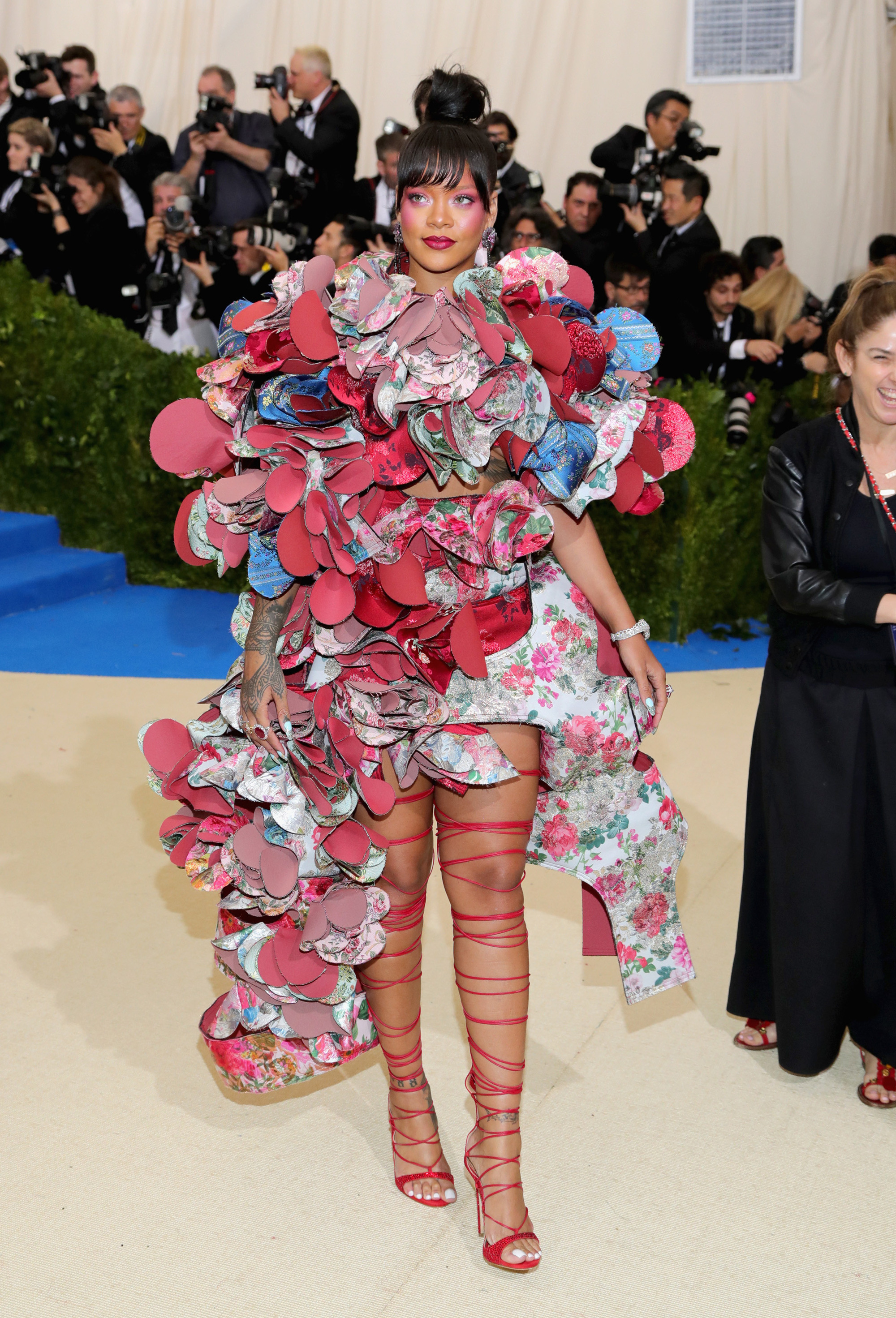 Nữ hoàng thảm đỏ Met Gala: Rihanna - Lady Gaga thi nhau combo độc - dị - lố, choáng nhất là Cardi B phô diễn body với bộ đồ 11 tỷ - Ảnh 5. Nữ hoàng thảm đỏ Met Gala: Rihanna - Lady Gaga thi nhau combo độc - dị - lố, choáng nhất là Cardi B phô diễn body với bộ đồ 11 tỷ - Ảnh 5.