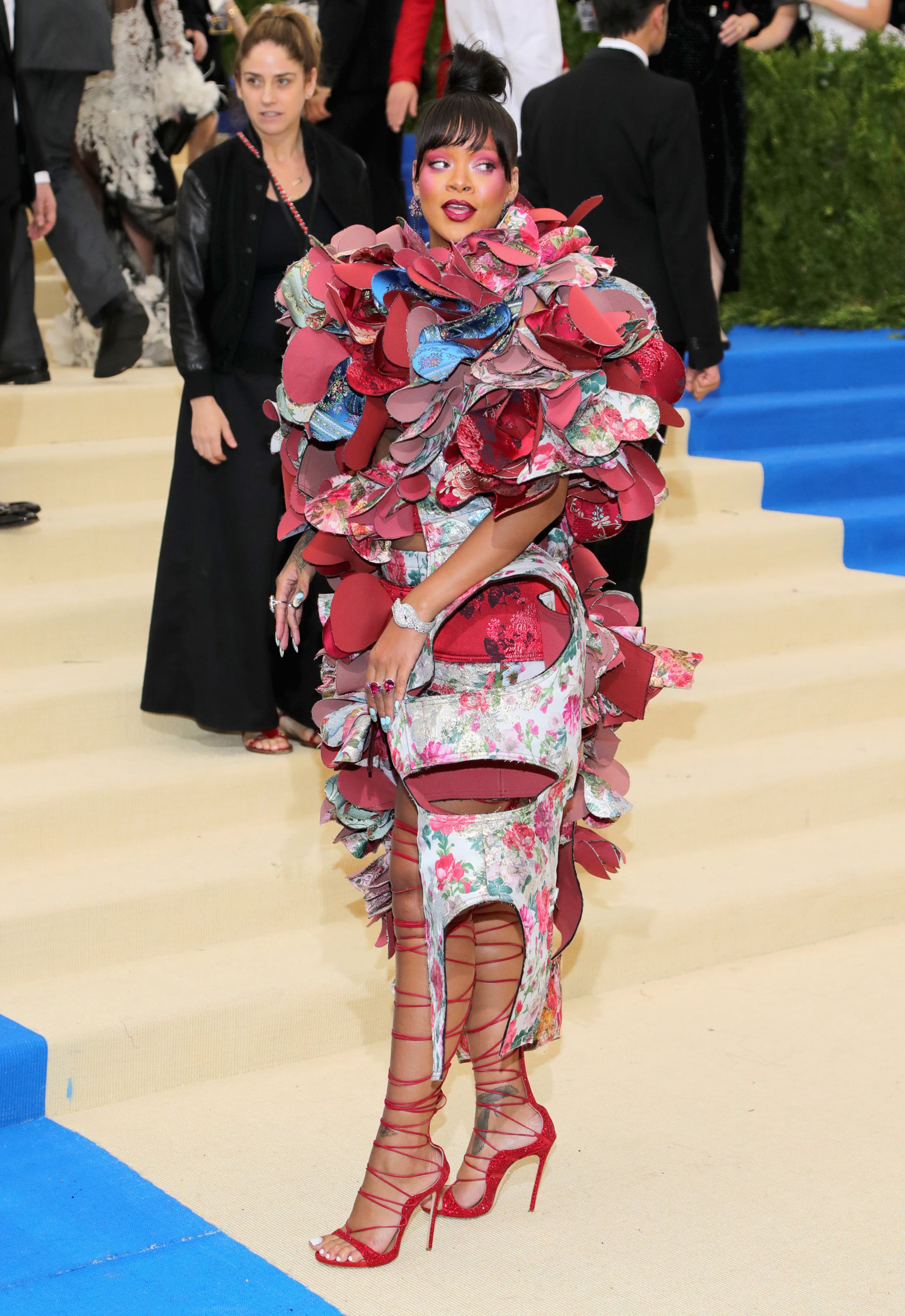 Nữ hoàng thảm đỏ Met Gala: Rihanna - Lady Gaga thi nhau combo độc - dị - lố, choáng nhất là Cardi B phô diễn body với bộ đồ 11 tỷ - Ảnh 6. Nữ hoàng thảm đỏ Met Gala: Rihanna - Lady Gaga thi nhau combo độc - dị - lố, choáng nhất là Cardi B phô diễn body với bộ đồ 11 tỷ - Ảnh 6.