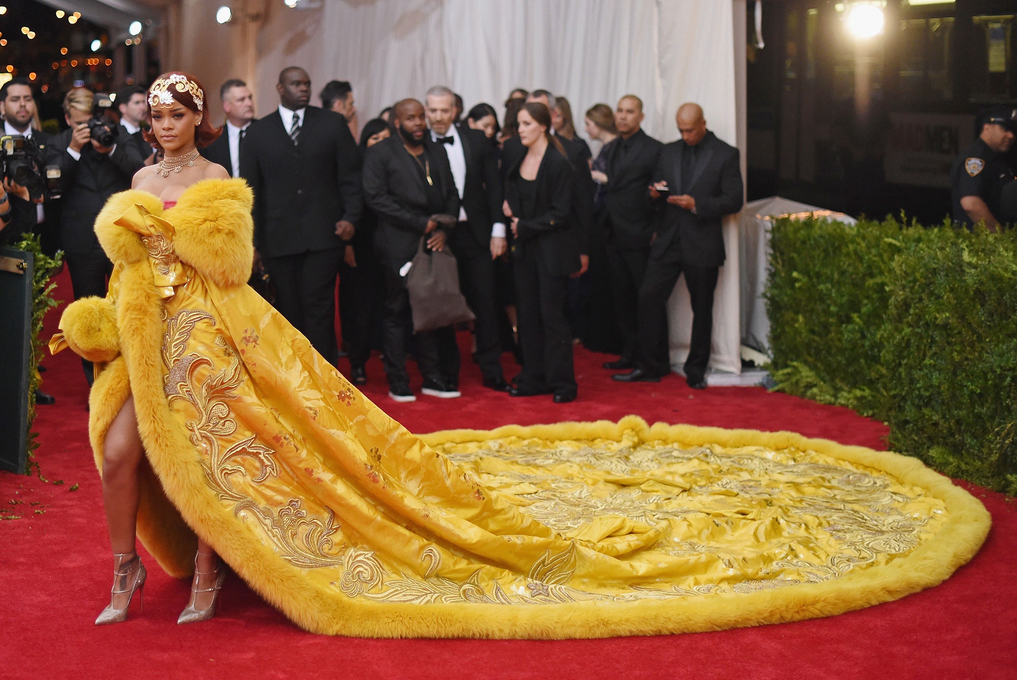 Nữ hoàng thảm đỏ Met Gala: Rihanna - Lady Gaga thi nhau combo độc - dị - lố, choáng nhất là Cardi B phô diễn body với bộ đồ 11 tỷ - Ảnh 8. Nữ hoàng thảm đỏ Met Gala: Rihanna - Lady Gaga thi nhau combo độc - dị - lố, choáng nhất là Cardi B phô diễn body với bộ đồ 11 tỷ - Ảnh 8.