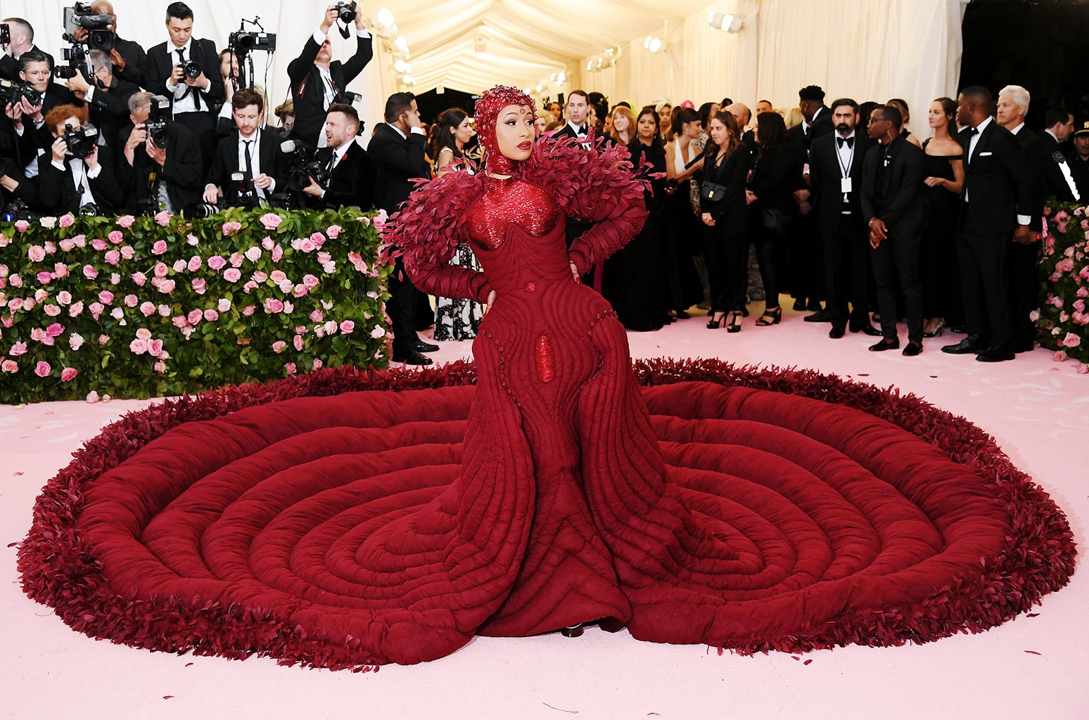 Nữ hoàng thảm đỏ Met Gala: Rihanna - Lady Gaga thi nhau combo độc - dị - lố, choáng nhất là Cardi B phô diễn body với bộ đồ 11 tỷ - Ảnh 19. Nữ hoàng thảm đỏ Met Gala: Rihanna - Lady Gaga thi nhau combo độc - dị - lố, choáng nhất là Cardi B phô diễn body với bộ đồ 11 tỷ - Ảnh 19.